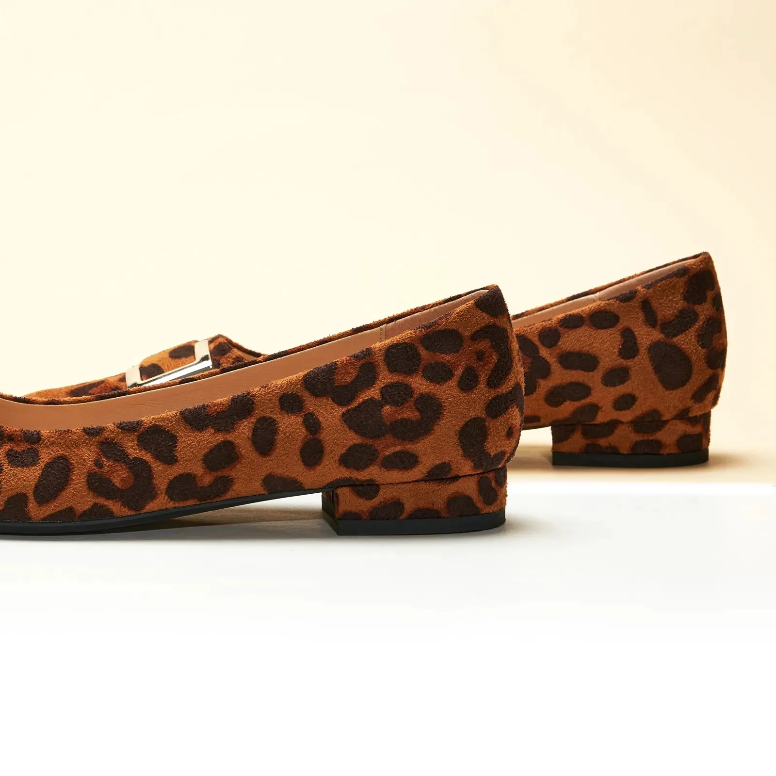 Metal Buckle Pointed Toe Flats (Aida)（SALE）